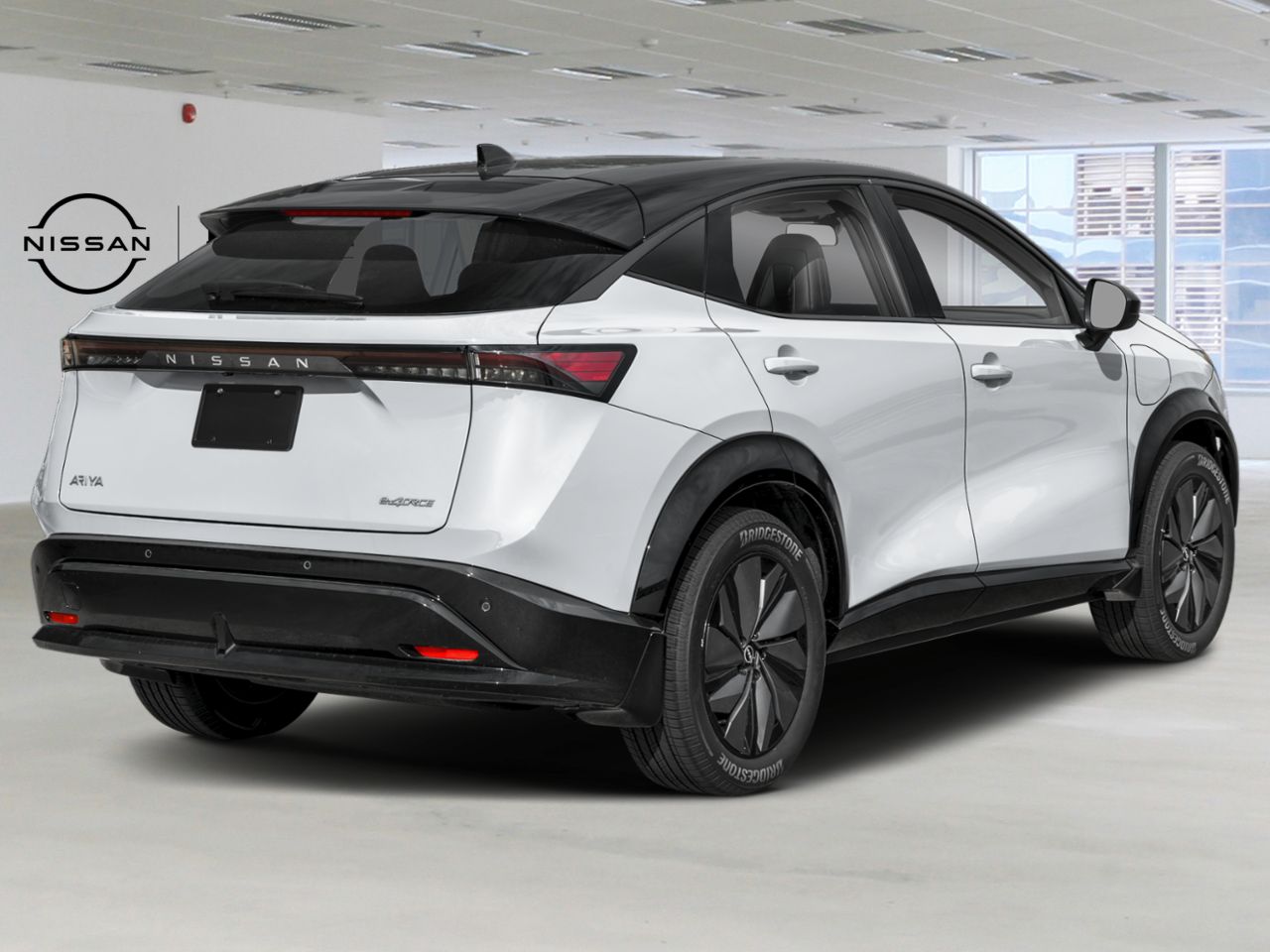2026 Nissan ARIYA Everest White Pearl Tricoat/Black Diamond Pearl Laval - photo #2