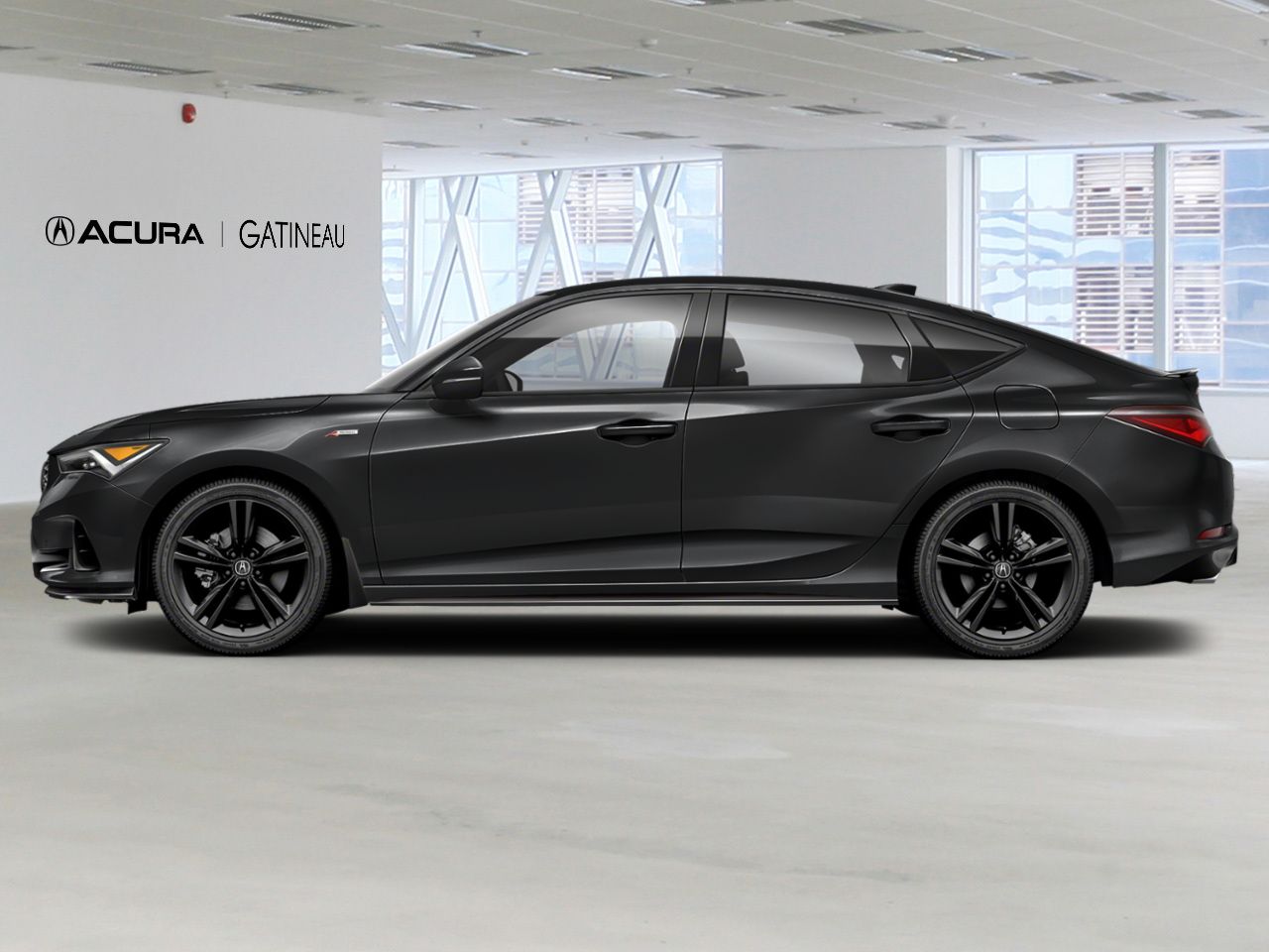 Vue de profil d’une Acura Integra noire dans un studio moderne, mettant en valeur la silhouette sportback élégante, les lignes aérodynamiques, les jantes noires et le design raffiné de la berline sport Acura.