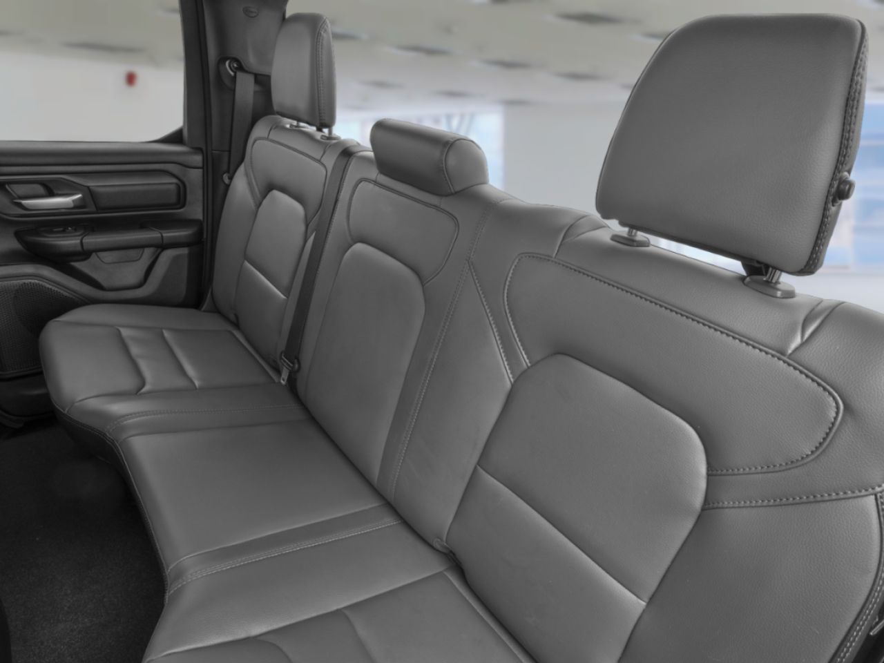 RAM 1500 Express Quad Cab 4x4 caisse de 6 pi 4 po 2026 Couche nacr&eacute;e cristal noir &eacute;tincelant Ottawa & Gatineau - photo #6