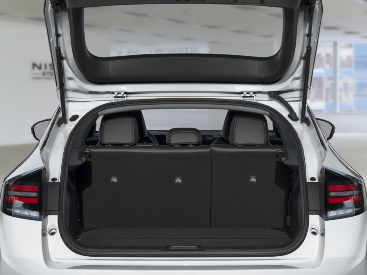 2026 Nissan LEAF Everest White Pearl Tricoat/Black Ste-Agathe des Monts - photo #10