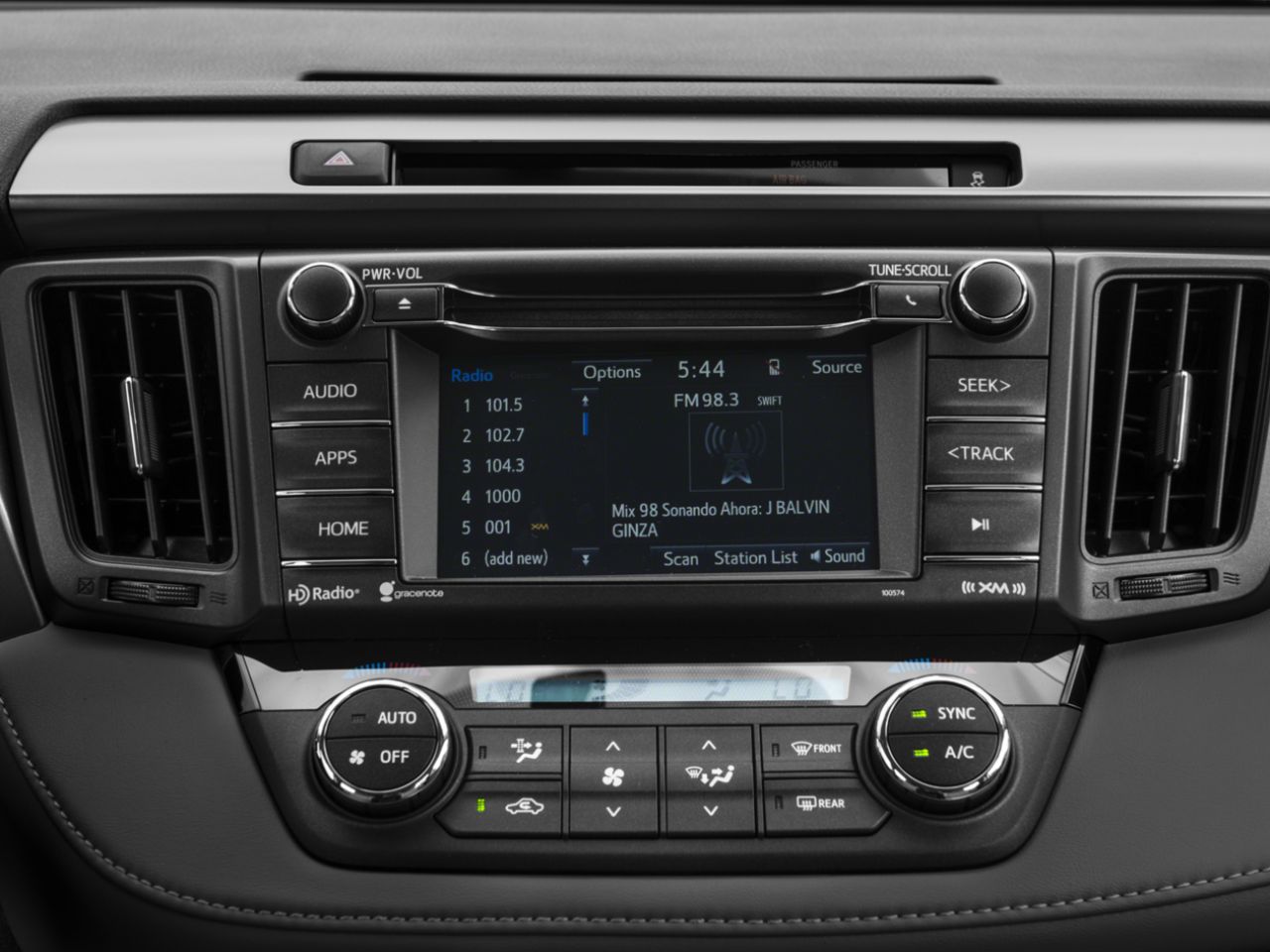 2018 Toyota RAV4 XLE AWD / CLEAN CARFAX / HEATED SEATS / MOONROOF / BACKUP CAMERA White Mississauga - photo #7