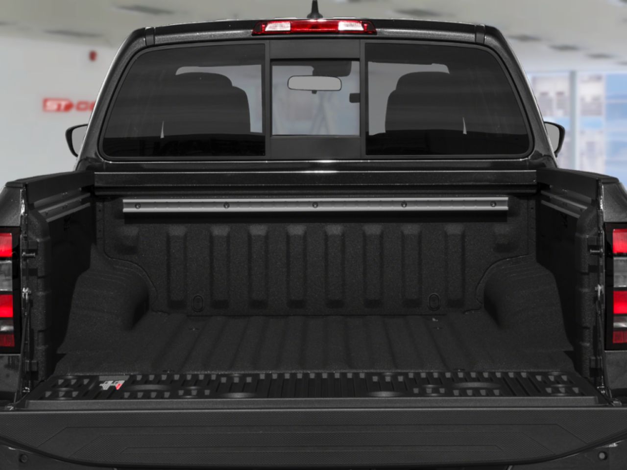 2023 Nissan Frontier Black Saint-Georges - photo #5