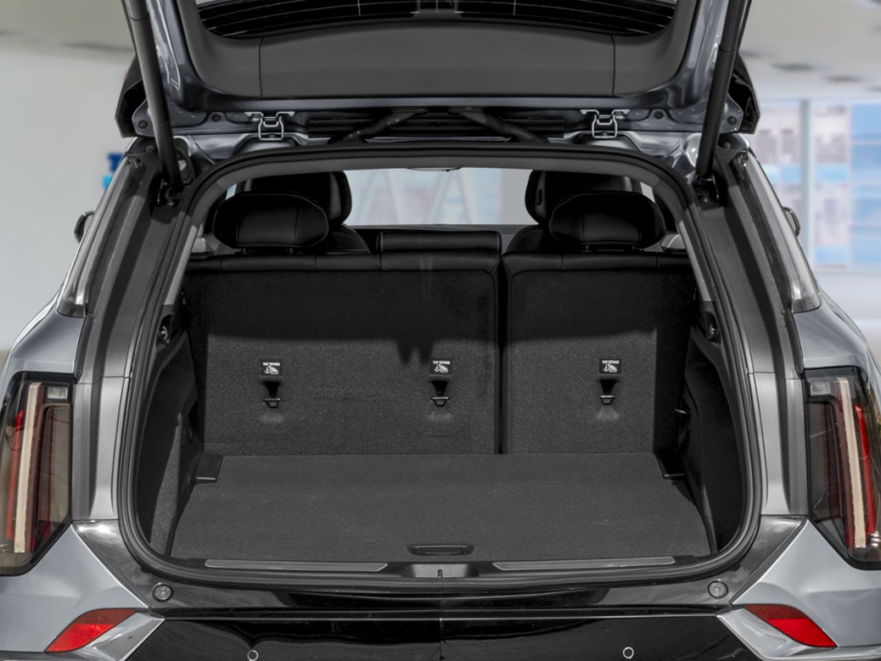 2026 CADILLAC OPTIQ Sport haut de gamme 4 portes Black Raven Sherbrooke - photo #5